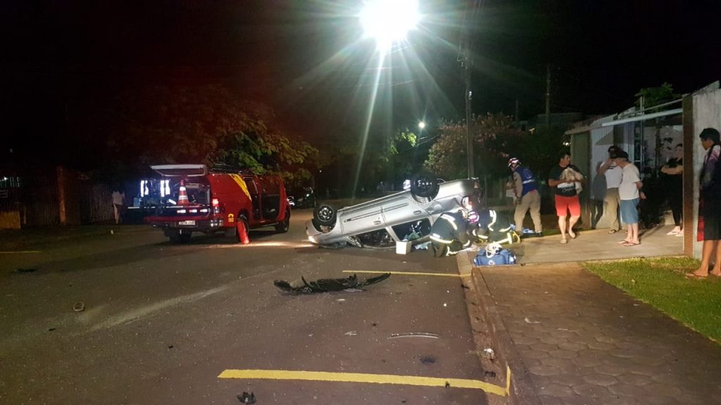 Forte colisão termina com carro capotado no Neva