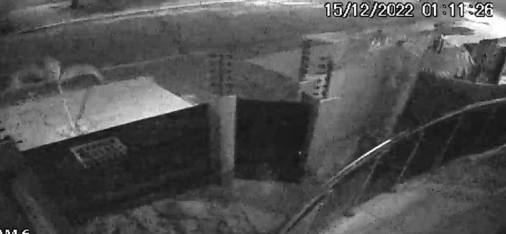 Câmeras de segurança flagram momento que Clio capota no bairro Neva Câmeras de segurança flagram momento que Clio capota no bairro Neva
