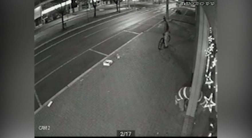 Ladrão entra engatinhando em loja no Centro e realiza furto