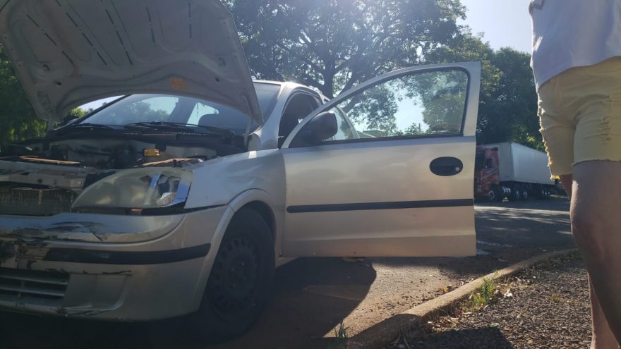 Carros se envolvem em colisão no Bairro Santos Dumont