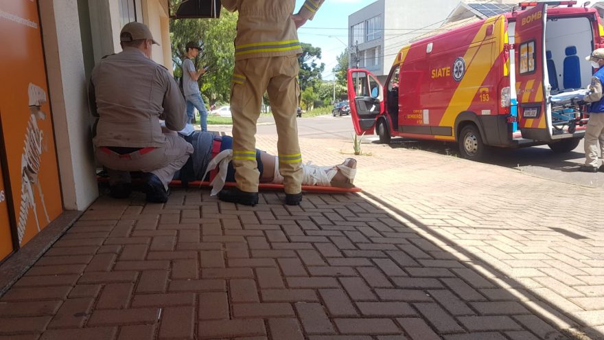 Mulher fica ferida ao escorregar no piso molhado