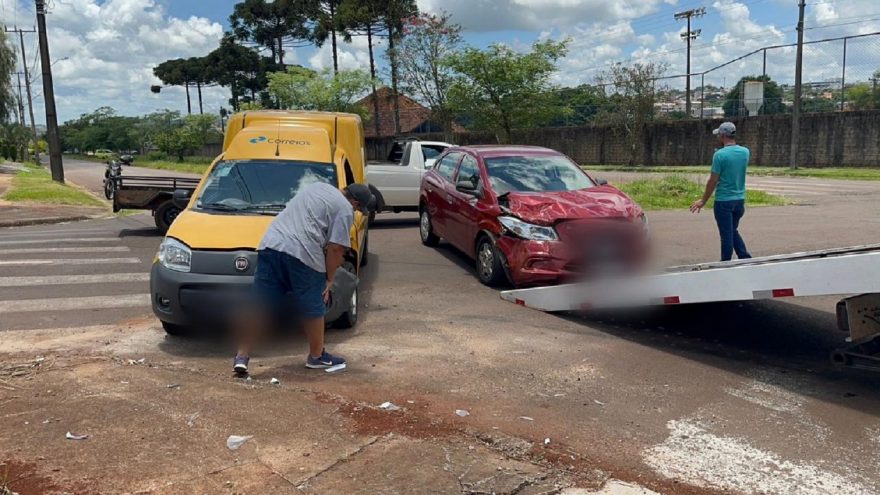 Motorista dos Correios fica ferido após forte colisão no Brasília