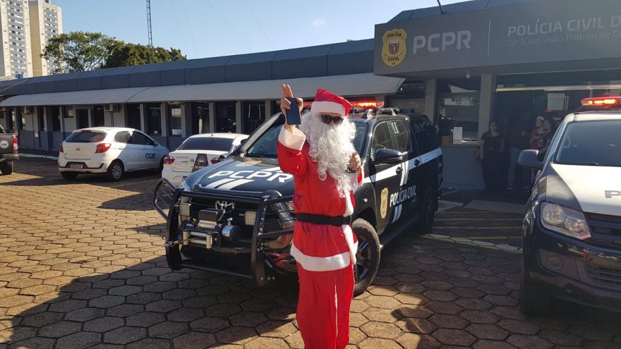 Papai Noel de viatura da Polícia Civil realiza entrega de presentes em Rio do Salto