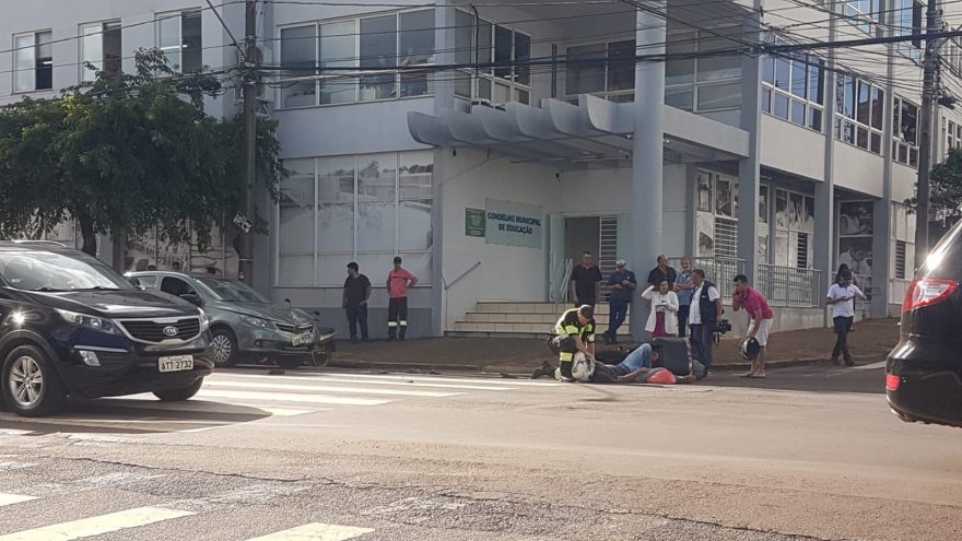 Motociclista fica ferido em colisão com carro no Centro
