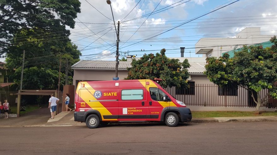 Idosa tem os dedos esmagados após prender a mão em cilindro