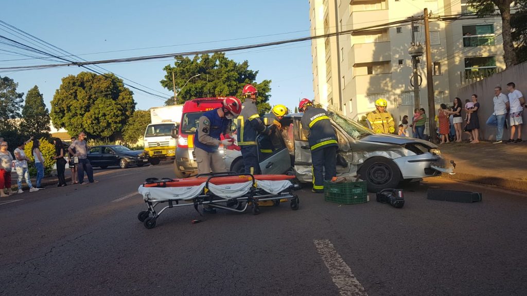 Mulher fica encarcerada após colisão entre dois carros e caminhão