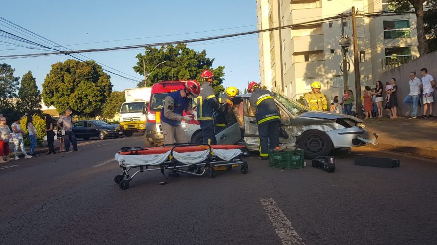Mulher fica encarcerada após colisão entre dois carros e caminhão