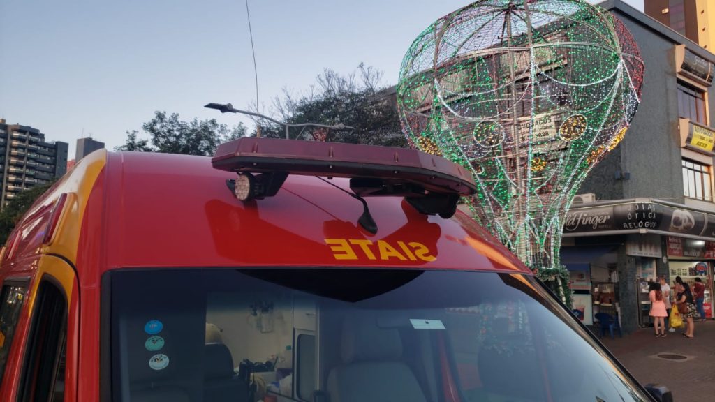 Homem cai no calçadão da Avenida Brasil