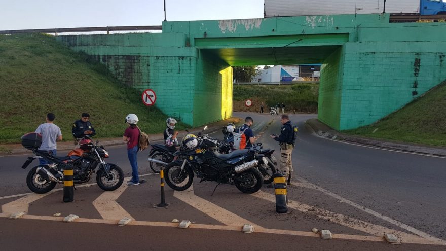 PRF realiza abordagens na marginal da BR-277 em Cascavel
