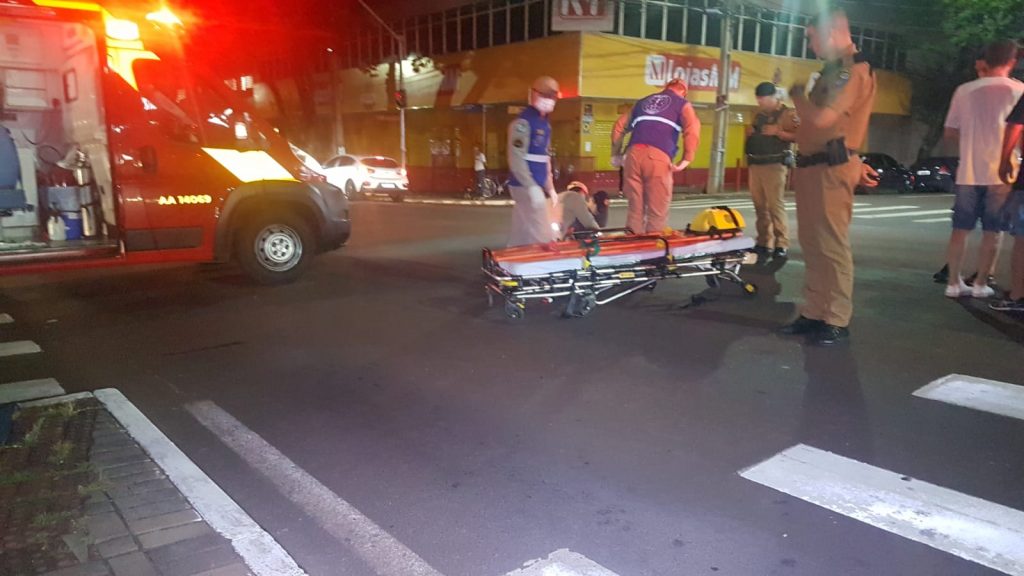 Mulher é socorrida pelo Siate ao se envolver em colisão de trânsito no Centro