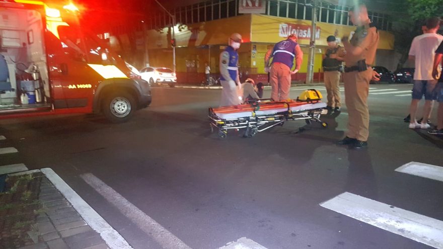 Mulher é socorrida pelo Siate ao se envolver em colisão de trânsito no Centro