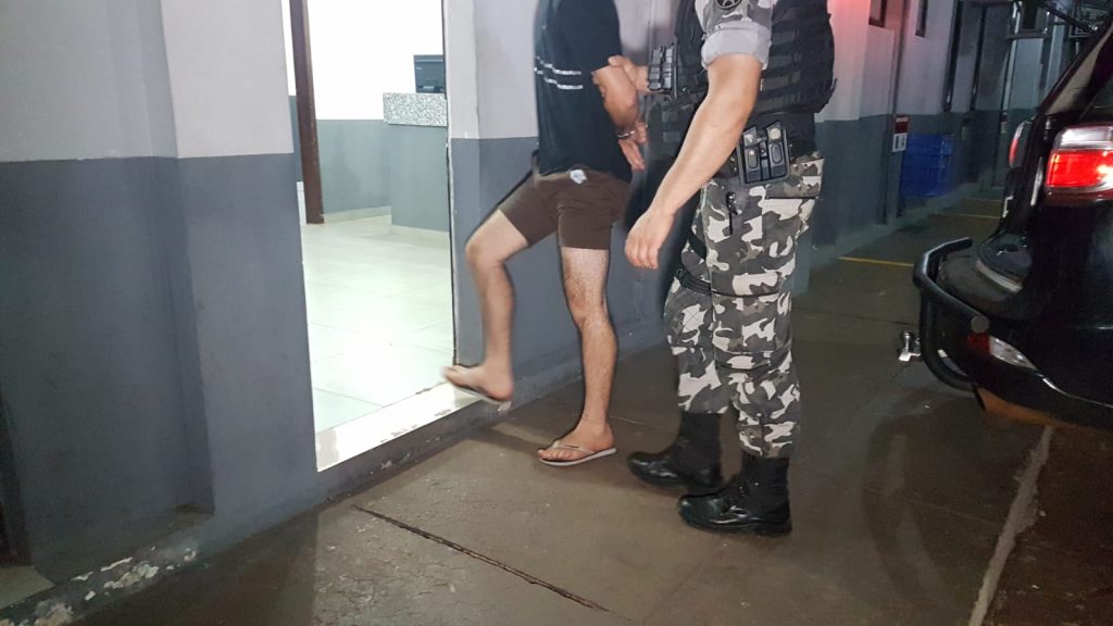Choque prende homem com mandado judicial em aberto, no bairro Floresta