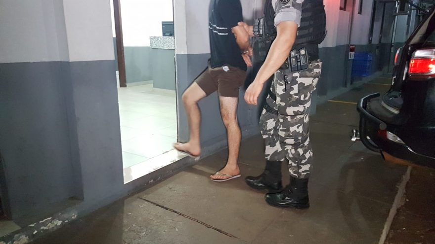 Choque prende homem com mandado judicial em aberto, no bairro Floresta