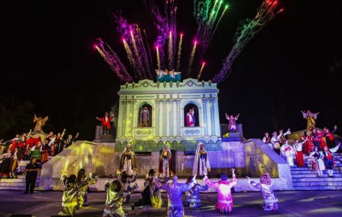Curitiba – Ópera e show de fogos de artifício celebram o milagre do Natal no Memorial Paranista Imagem referente a Curitiba – Ópera e show de fogos de artifício celebram o milagre do Natal no Memorial Paranista