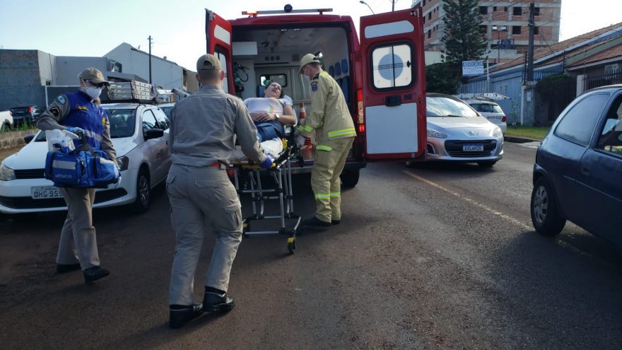 Motociclistas sofrem queda após colisão em porta de carro