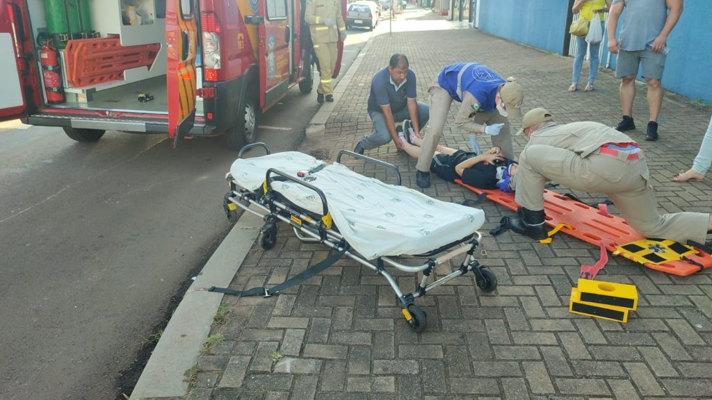 Colisão de trânsito deixa jovem ferida na Avenida Brasil