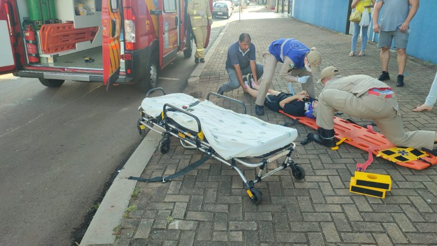 Colisão de trânsito deixa jovem ferida na Avenida Brasil