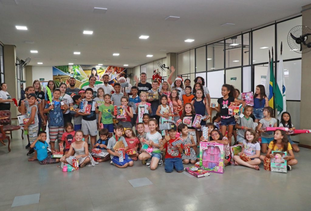 Papai Noel e prefeito Paranhos recebem crianças atendidas pelos CCIs na Prefeitura de Cascavel
