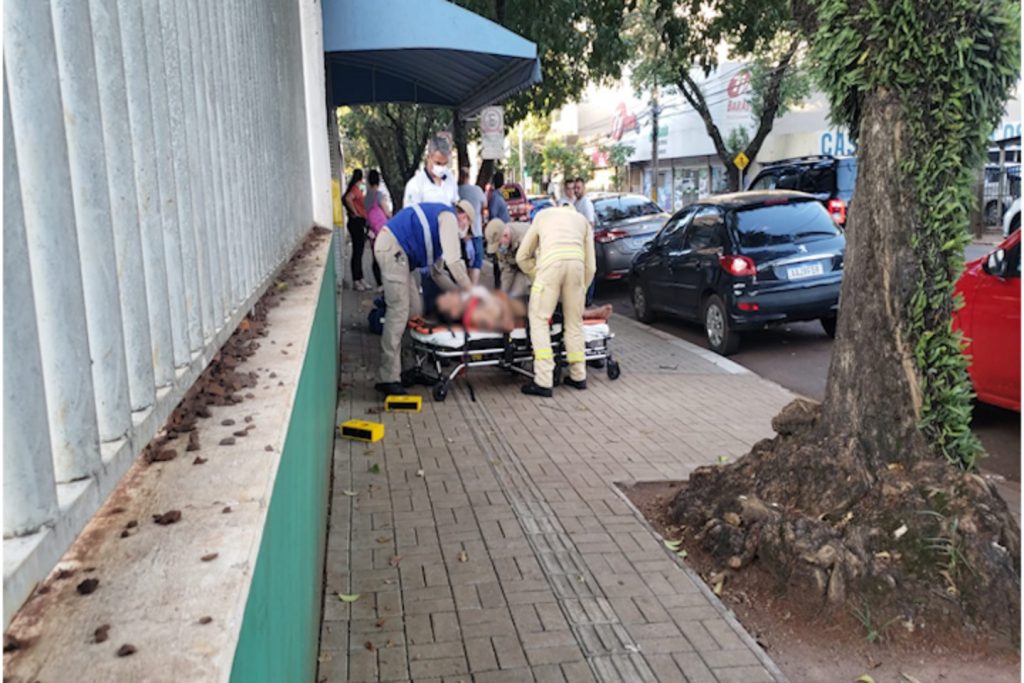 Homem é ferido por golpes de faca no peito e nas costas, no centro de Cascavel