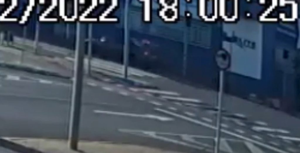Veja momento em que ciclista é atingida por carro no Centro