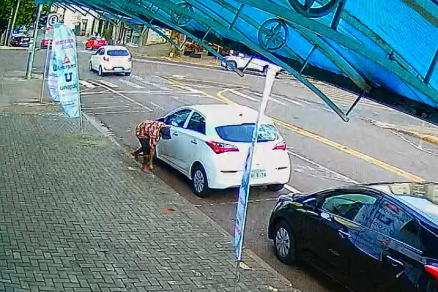 Câmeras flagram briga antes de homem ser esfaqueado no Centro