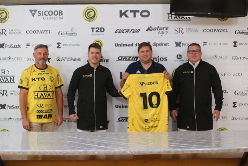 FC Cascavel presenteia profissionais da saúde com jaleco personalizado