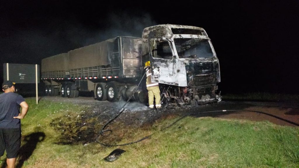 Cabine de carreta bitrem é destruída por incêndio na rodovia BR-467