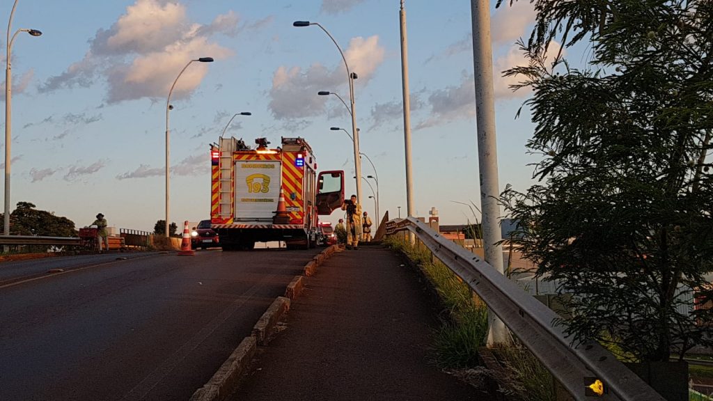 Mulher em situação de risco é socorrida no viaduto da Piquiri