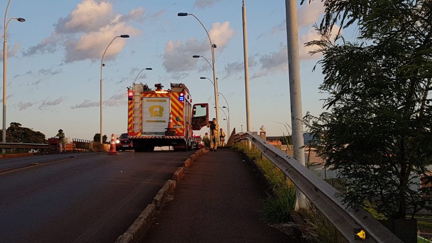 Mulher em situação de risco é socorrida no viaduto da Piquiri
