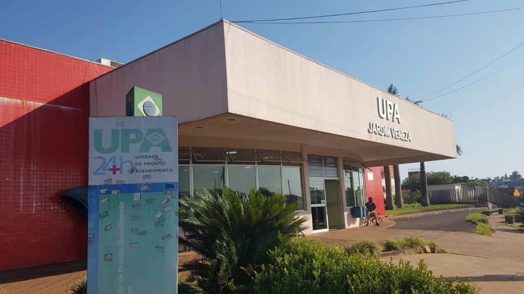 Acidente entre carro e moto deixa jovem de 21 anos ferido, na marginal da BR-277