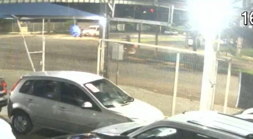 Câmera registra acidente que deixou motociclista ferido na Avenida Rocha Pombo