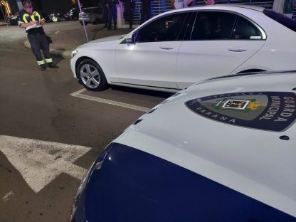 Com CNH suspensa e embriagado, condutor é detido após exibir manobras perigosas com carro de luxo