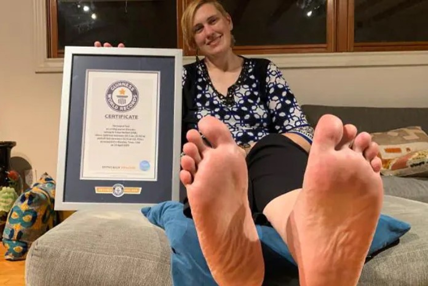 Mulher com os maiores pés do mundo quer Imagem referente a Mulher com os maiores pés do mundo quer