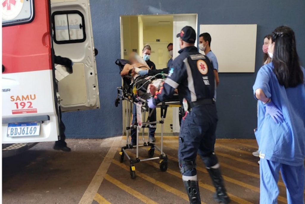 Homem é transferido de helicóptero de Capitão Leônidas Marques a Cascavel