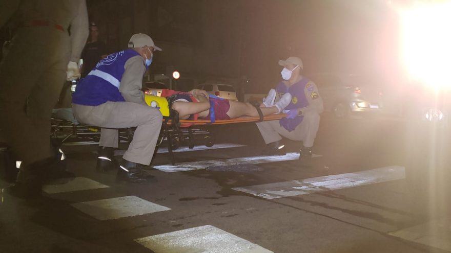 Mulher é socorrida pelo Siate em acidente entre moto e bicicleta na Avenida Brasil
