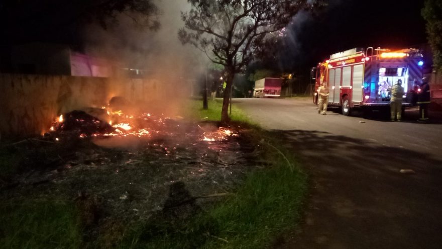 Incêndio em entulho mobiliza Corpo de Bombeiros ao Cancelli