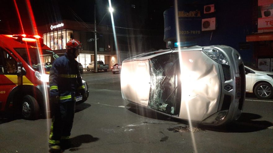 Sandero capota e deixa condutor ferido na região central de Cascavel
