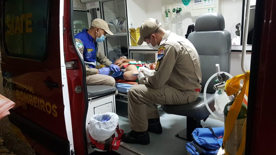 Jovem de 22 anos fica ferido ao sofrer queda de motocicleta no Bairro Canadá