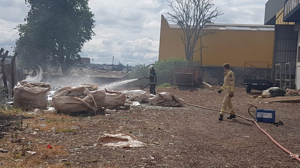 Queima de fios gera incêndio no Bairro XIV de Novembro