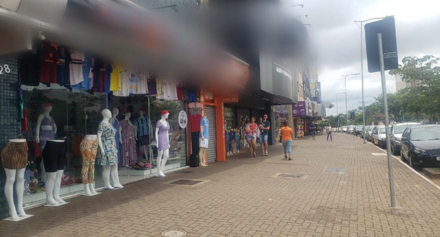 Comércio pode funcionar até as 17h neste domingo (18)