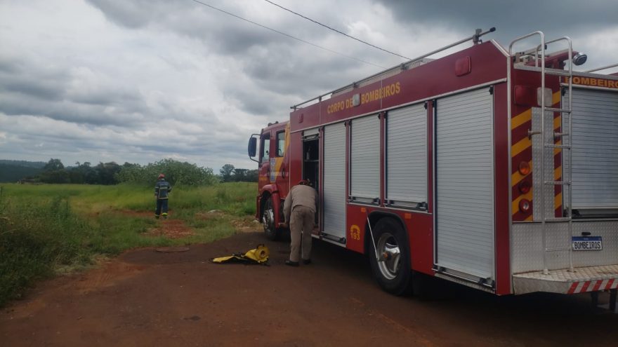 Bombeiros são acionados para combater incêndio em vegetação