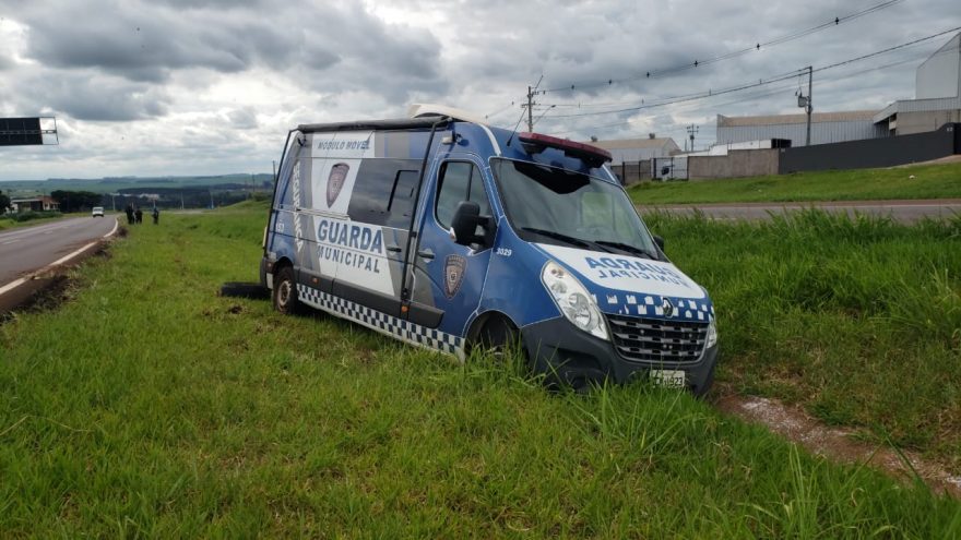 Módulo Móvel da GM cai em canteiro central após estouro de pneu na BR-467