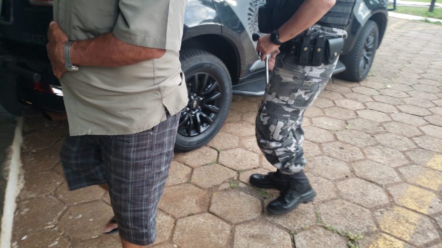 Idoso é preso após disparo de arma de fogo
