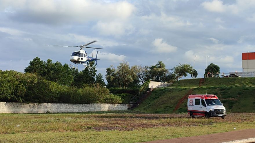 Vítimas são resgatadas de helicóptero após grave acidente na BR-163