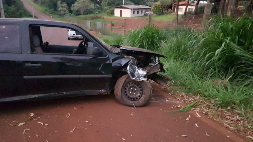 Gol fica destruído ao colidir contra anteparo no Cascavel Velho