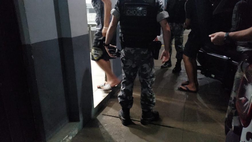 Indivíduos em posse de crack e maconha são detidos