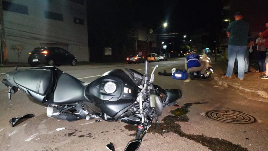 Motociclista se envolve em forte colisão na Rua Erechim