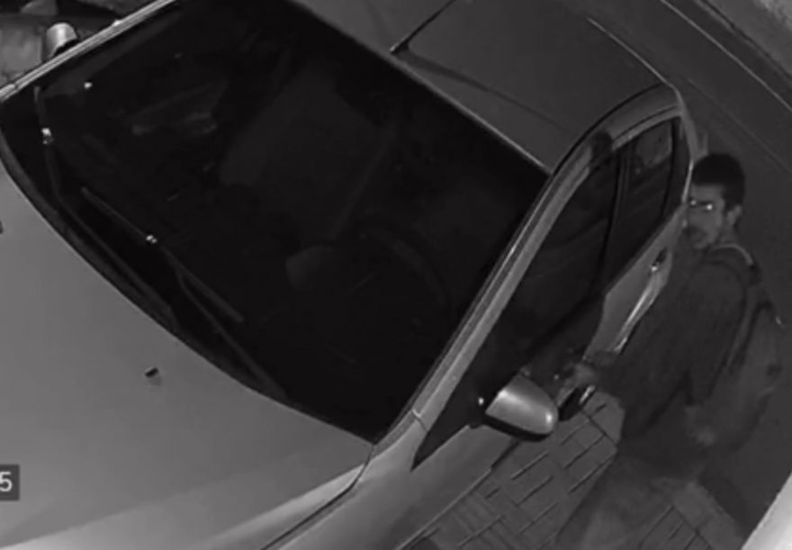 Vídeo mostra ladrão arrombando carro para furtar objetos
