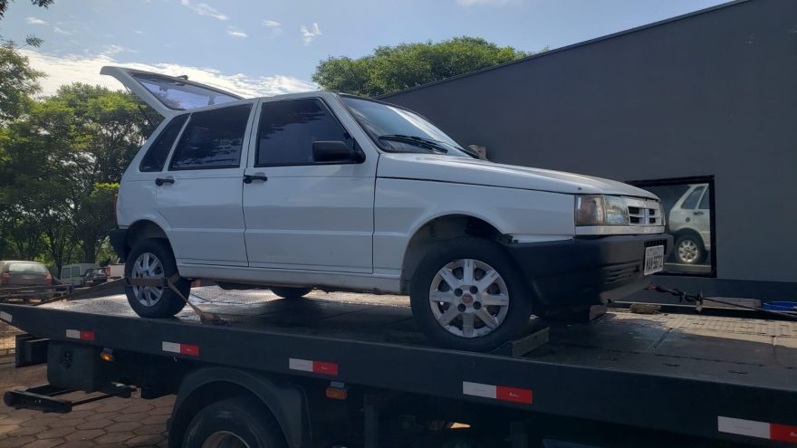 Uno furtado é recuperado pela PM na rodovia BR-277, em Cascavel