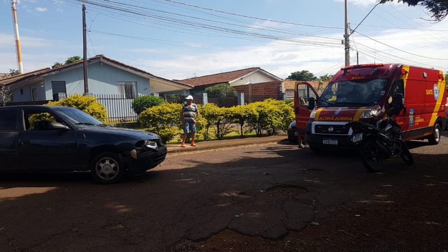 Motociclista fica ferida após acidente de trânsito no Santa Felicidade